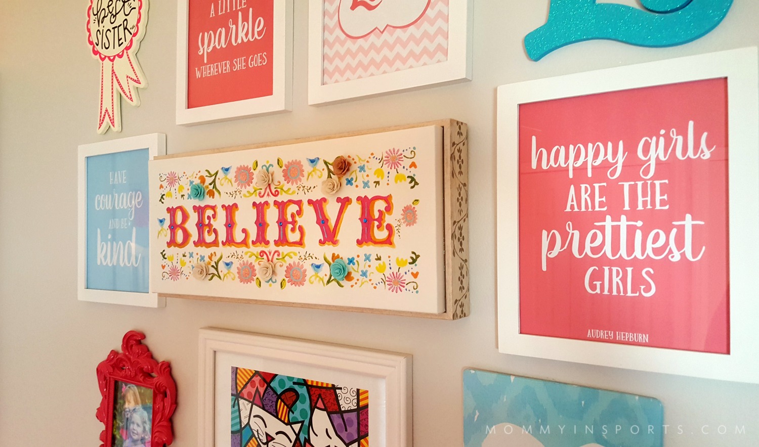 Is your daughter looking for a big girl room? Try this girl boss makeover with FREE quote printables! Perfect to inspire your budding tween!